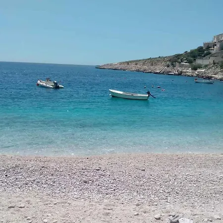 1 Διαμέρισμα *