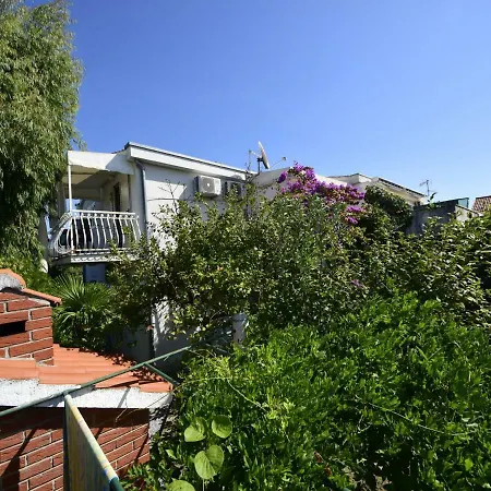 Apartment Rogoznica 1 *