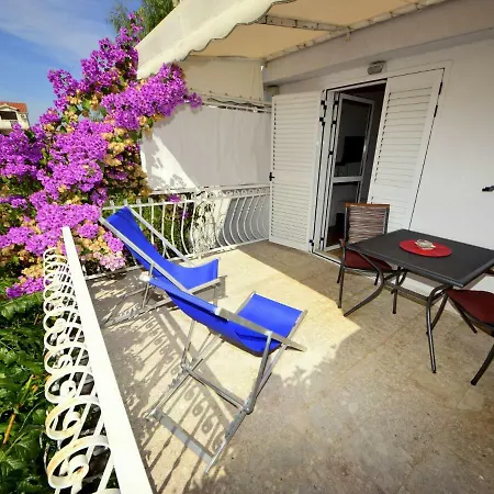 Apartment Rogoznica 1 *